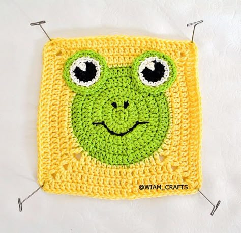 Hello Friends! Another post for my Animal Granny Square Collection. This time it's a froggy face. Have fun making this cute granny square, and don't forget to come back for my next post. Click here to see my collection: Doggy | Kitty | Chicken | Mouse | Bunny  Level: Intermediate Materials:  Yarn: schachenmayr, catania 100 % cotton (50 g/ 125 m), one skein of colors: green (apfel), light yellow (löwenzahn), and few meters of black and white. Crochet hook, size 3 mm/ US D 11. Crown Granny Square, Rainbow Granny Square, Crochet Decorations, Motifs Granny Square, Granny Square Pattern, Granny Square Crochet Patterns Free, Crochet Frog, Crochet Sunflower, Crochet Square Patterns