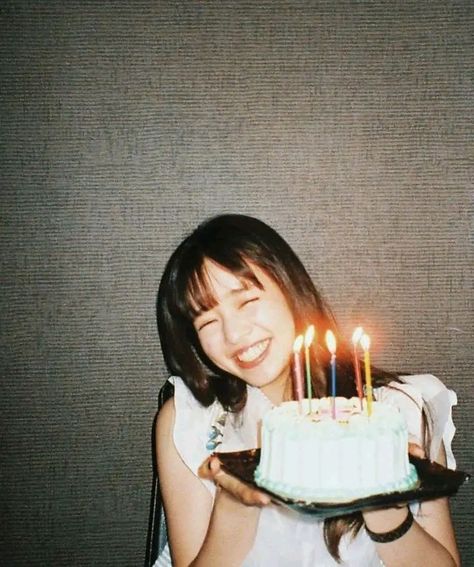 Bday Pics Instagram, Birthday Pics Aesthetic, Birthday Picture Ideas Instagram, Kodak Funsaver, Cute Birthday Pictures, 21st Birthday Photoshoot, Photographie Portrait Inspiration, 사진 촬영 포즈, Birthday Posts