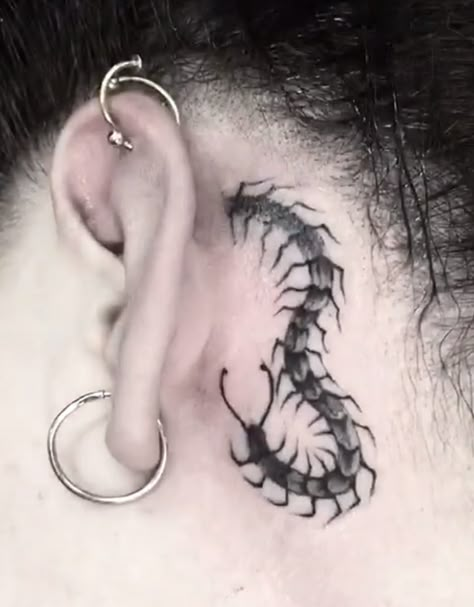 Tattoo Inspo Behind Ear, Ear Tatoos Man, Centipede Neck Tattoo, Small Centipede Tattoo, Kaneki Centipede Tattoo, Under Chin Tattoo, Neck Tattoo Design, Tattoo Ear, Centipede Tattoo