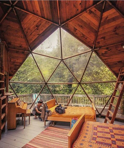 These geodesic domes were very popular in the 70s, in a cabin I find them particularly interesting. 👌🏻 Shot by @theartofbeingalive via… Yurt Living, Geodesic Dome Homes, Dome Home, Dome House, Geodesic Dome, Earthship, Round House, Forest House, Cabin Life