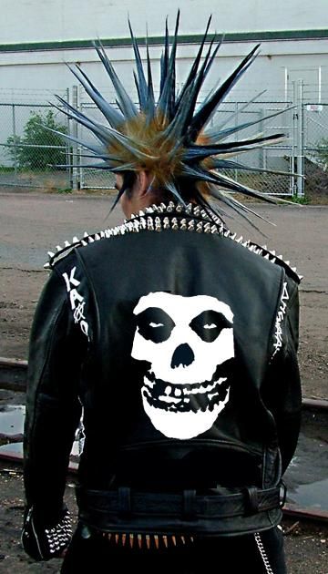 www.rockthefout.com Punk rock Mohawk guy Liberty Spikes, Punk Subculture, Punk Boy, Siouxsie Sioux, 80s Punk, Doc Martens Outfit, Punk Culture, Punks Not Dead, Arte Punk