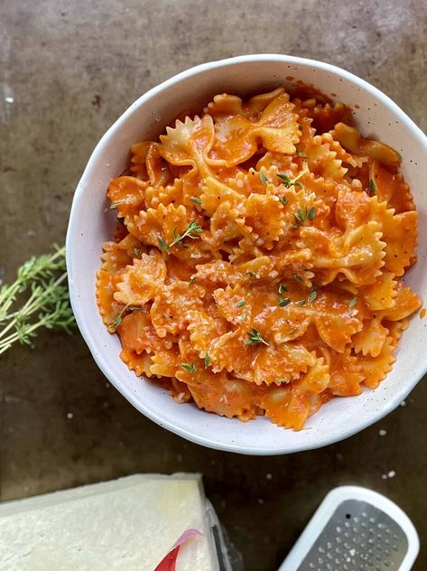 A super easy roasted red bell pepper pasta recipe that packs a flavor punch with a creamy sauce made with roasted red bell peppers. Red Bell Pepper Pasta Sauce, Pepper Sauce Pasta, Roasted Bell Pepper Pasta, Red Bell Pepper Pasta, Red Bell Pepper Sauce, Bell Pepper Pasta, Red Bell Pepper Recipes, Bell Pepper Sauce, Ovulatory Phase