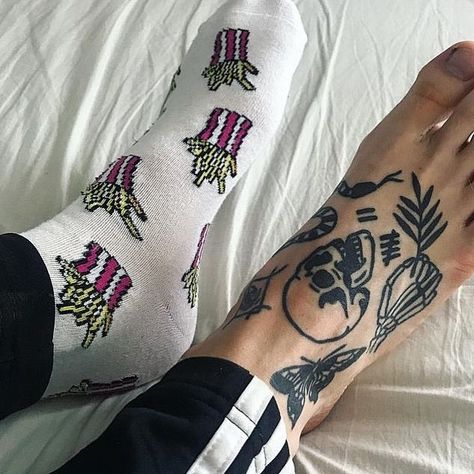 Tattoo Feet Man, Feet Tattoos Men, Feet Tattoos For Men, Traditional Foot Tattoo, Ankle Tattoo Men, Gang Tattoos, Anchor Tattoo Design, Blue Rose Tattoos, Tattoo Concepts