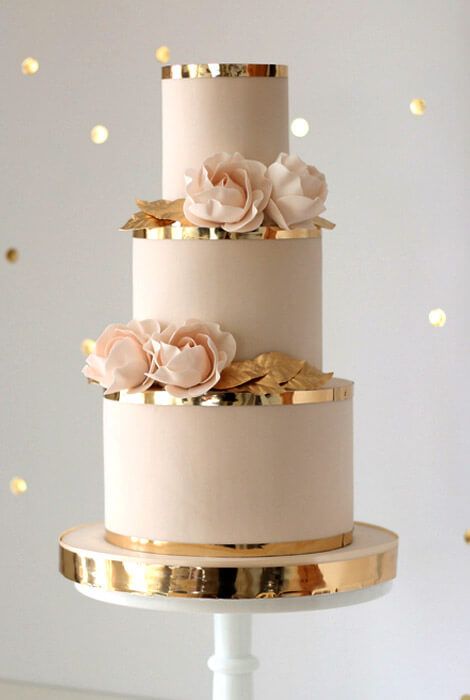 Wedding Cake Elegant Gold, White And Gold Wedding Cake, Blush Wedding Cakes, Rose Gold Wedding Cakes, White And Gold Wedding, Wedding Cakes Elegant, Light Pink Wedding, Wedding Cake Roses, Floral Wedding Cakes