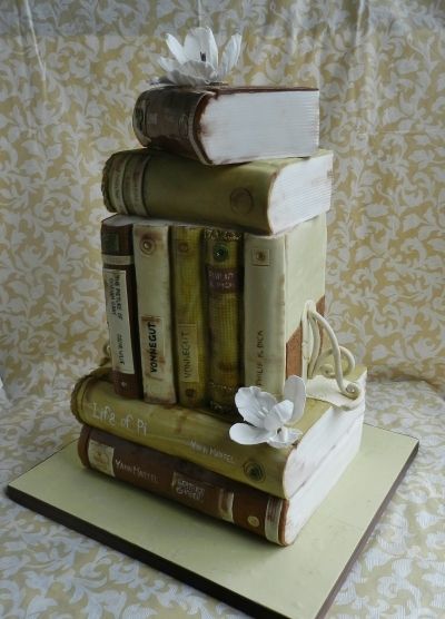 Bookish Wedding Cake - excellent design of antique books with sugar paste flowers Book Lovers Wedding, Cakes Creative, Topsy Turvy Cake, Dessert Mousse, Literary Wedding, Book Cakes, Cake Wrecks, Book Cake, Cupcakes Decorados