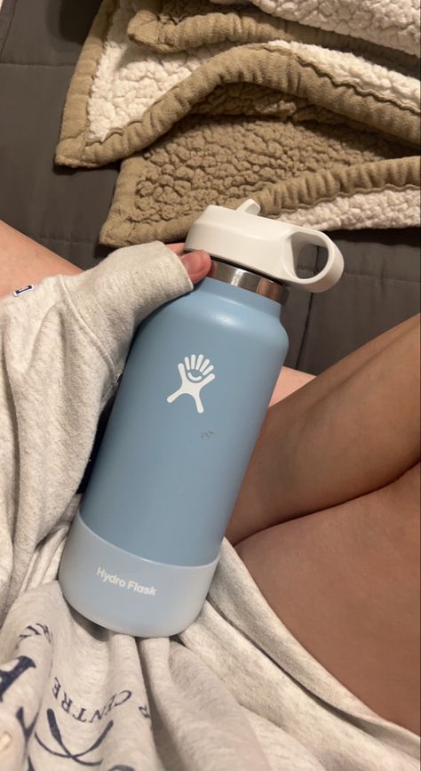 Trending Water Bottles, Aesthetic Hydro Flask, Hydro Flask Aesthetic, Black Hydro Flask, Hydroflask Aesthetic, Water Bottels, Airpod 3 Case, Hydro Flask Colors, Water Bottle Aesthetic