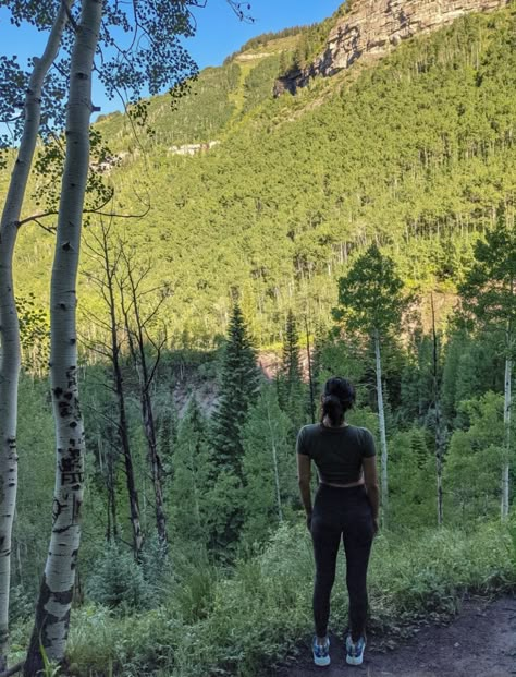 Vail Colorado Hiking Asethic, Outdoor Activity Aesthetic, Nature Workout Aesthetic, Outdoor Activities Aesthetic, Mountain Running Aesthetic, Hiking Photos Aesthetic, Forest Outfit Aesthetic, Hiking Girl Aesthetic, Hiking Trail Aesthetic