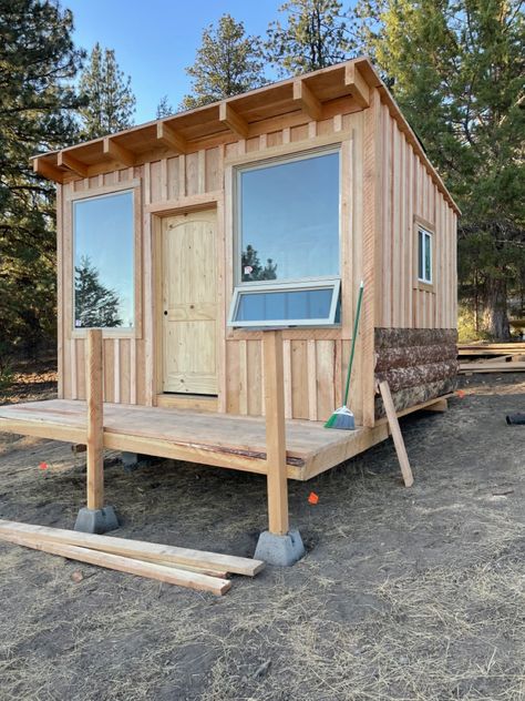 Off grid Oregon tiny cabin Off Grid Cabin Plans, Building A Wooden House, Diy Log Cabin, Shed Cabin, Diy Cabin, Shed Construction, Tiny Houses For Rent, Studio Shed, Cabin Tiny House