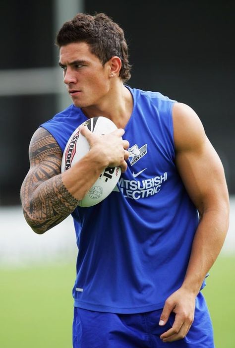 Sonny Bill Williams. Rugby just got a whole lot more interesting. Samoan Men, Sonny Bill Williams, Male Tattoos, Hot Rugby Players, Polynesian Men, All Blacks Rugby, New Zealand Rugby, Hello Handsome, Rugby Men