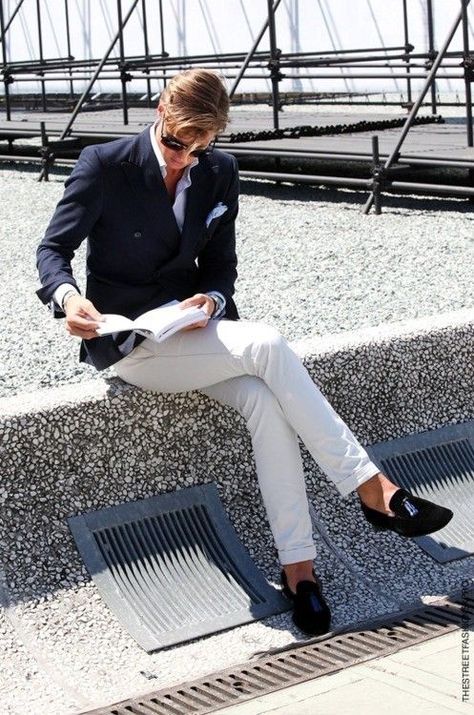 love a navy blazer, white pants and loafers pairing Light Blue Dress Shirt, White Chinos, Preppy Fashion, Chic Chic, Look Formal, Light Blue Dresses, Blue Shirt Dress, Man Style, Tassel Loafers