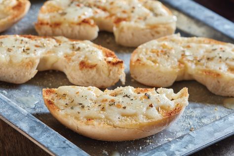 Garlic Bread Bagel Bites, Leftover Bagel Ideas, Things To Do With Bagels, What To Make With Bagels, Bagel Garlic Bread, Garlic Bread Bagel, Bagel Snacks, Garlic Bagels, Bagel Ideas