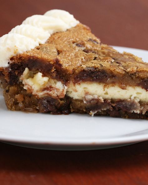 Cheesecake-Stuffed Cookie Cake Chocolate Chip Cookie Cake, Cookie Cake Recipe, Wait A Minute, Piece Of Cake, Yummy Sweets, Cake Servings, Dessert Drinks, Cookies Ingredients, Chocolate Chip Cookie