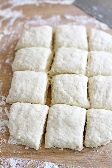 Homemade Dough Recipe, Southern Buttermilk Biscuits, Biscuits From Scratch, Homemade Biscuits Recipe, Buttermilk Biscuits Recipe, Southern Biscuits, Fluffy Biscuits, Biscuit Bread, Biscuit Rolls