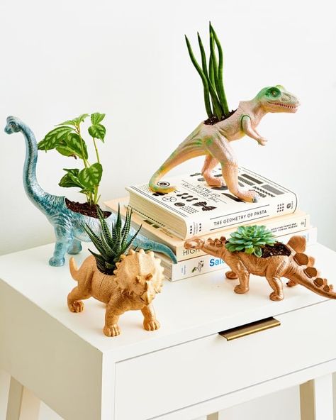 Those plastic dinosaur toys you used to play with as a kid make for adorable decorations, plant holders, book ends or jewelry holders. A coat of your favorite metallic paint and you're good to go! Diy Dino Decor, Dinosaur Apartment, Dinosaur Diy Decor, Diy Dinosaur Decor, Dinosaur Planter, Dinosaur Diy, Dinosaur Decorations, Jewerly Holders, Old Cribs