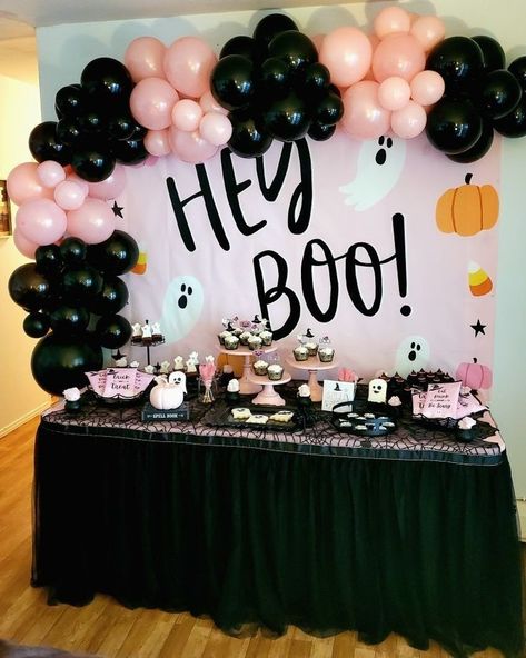 Girly Halloween Party, Halloween Party Dessert Table, Halloween Shower Ideas, Pink And Black Halloween, Halloween Party Desserts, Halloween Theme Birthday, Halloween Dessert Table, Custom Chip Bags, Desserts Cupcakes