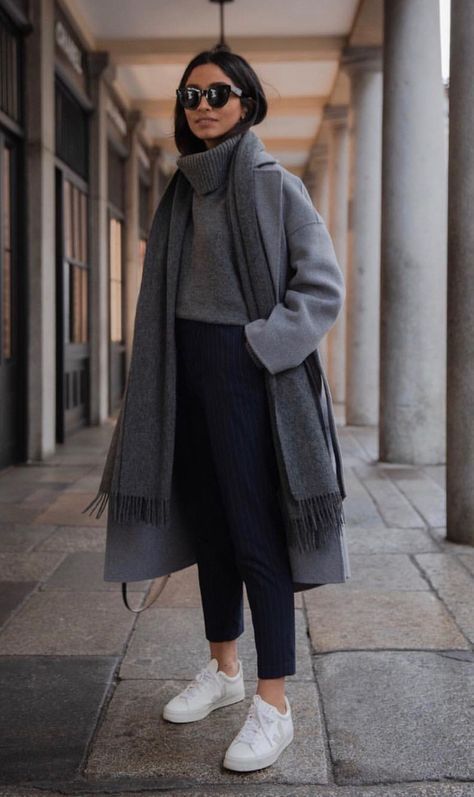 Réussir son look minimaliste - Le Dressing Idéal Winter Lady Outfits, Winter Outfit White Sneakers, Very Cold Outfits Winter, Ladies Winter Outfits 2024, Cold Travel Outfit, Winter Uk Outfit, New York Looks Winter, Winter Fashion Paris, Winter Trends 2024 Women