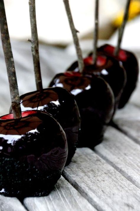 Candy Apples Recipe, Mini Candy Apples, Black Candy Apples, Covered Apples, Candy Apple Recipe, Spooky Candy, Gold Candy, Hgtv Garden, Baby Theme