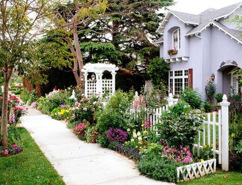 Sidewalk Landscaping, Front Lawn Landscaping, Recycled Garden, White Picket Fence, Fence Landscaping, Front Yard Garden, Backyard Fences, Landscaping Tips, Picket Fence