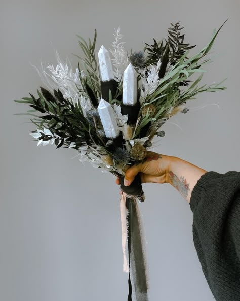 Celestial Wedding Boutonniere, Crystals In Wedding Bouquet, Quartz Crystal Wedding Bouquet, Grunge Wedding Bouquet, Crystal Tower Bouquet, Bridal Bouquet With Crystals, Wedding Bouquets Crystals, Wedding Flowers With Crystals, Witchy Wedding Flowers