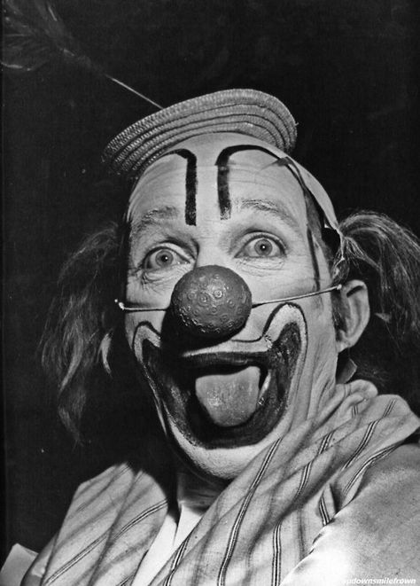 Bing Crosby as a clown for the St. John’s Hospital benefit. Vintage Clown Makeup, Dark Reference, Clown Makeup Ideas, Scary Clown Mask, Clown Drawing, Circus Costumes, Human Oddities, Photo Funny, Send In The Clowns