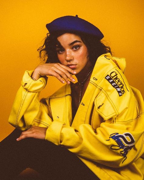 Yellow is a great color to style! Retro Aesthetic Portrait, Portrait Photoshoot Outdoor, Portait Refrences Photo, Yellow And Blue Outfits Women, Retro Portrait Photography, Happy Poses, Cool Portraits, Tashi Rodriguez, Fun Portraits