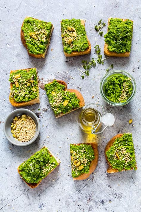 This easy creamy peas on toast recipe makes the perfect brunch treat. It is suitable for vegans and vegetarians. recipesfromapantry.com Foods In Air Fryer, Peas On Toast, Microwave Corn On The Cob, Microwave Corn, Thanksgiving Punch, Vegetarian Slow Cooker Recipes, Creamy Peas, How To Cook Corn, Easy Main Dishes