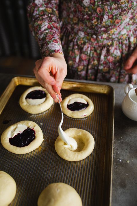 Blueberry Vatrushka, Vatrushka Buns, Ricotta Dessert, Farmer Cheese, Blueberry Ricotta, Yeast Baking, Ricotta Filling, Beautiful Bread, Blueberry Sauce