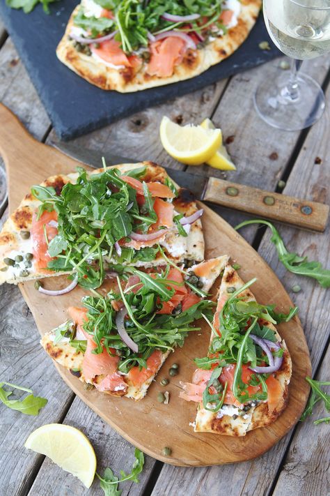 Smoked Salmon Dinner, South Of France Food, Smoked Salmon Dinner Ideas, Smoked Salmon Lunch, Smoked Salmon Flatbread, Smoked Salmon Breakfast Platter, Salmon Flatbread, Smoked Salmon Pizza, Salmon Pizza