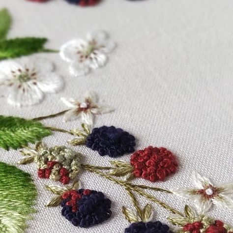 Embroidery | PDF-patterns | Bordado | МК on Instagram: "I was pleased to remember this vivid berry process when I reviewed the video parts and edited this reel today. . 🌿Enjoy also and save or share it, I will be pleased) . And another interesting fact: the video on embroidery of this wreath was the very first video on my YouTube channel. And the most popular today. . . . #embroidery #em_hmvideo #dmcthreads #embroiderypattern" Raspberry Embroidery Patterns, Embroidery Blackberries, Blackberry Embroidery, Berry Embroidery, Pie Embroidery, Sunflower Illustration, Black Raspberry, Flower Embroidery Designs, Pdf Patterns