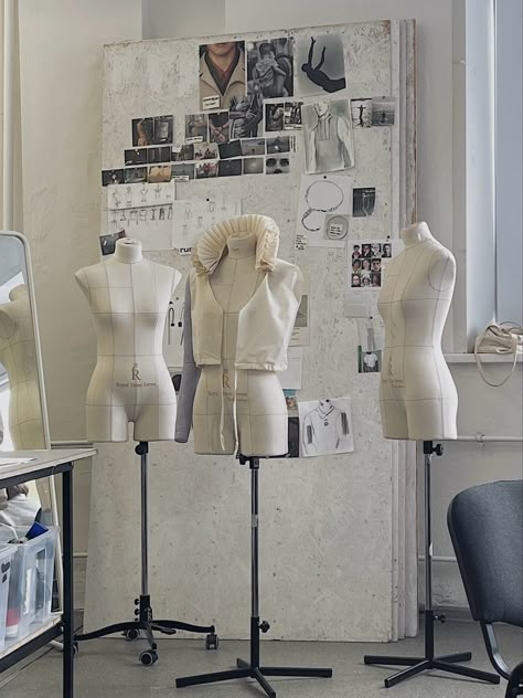 Fashion Designer School, Home Fashion Studio, Fashion Room Aesthetic, Fashion Designer Room, Fashion Designer Lifestyle, Fashion Design Business, Fashion Major, Design Studio Workspace, Fashion Dream Job