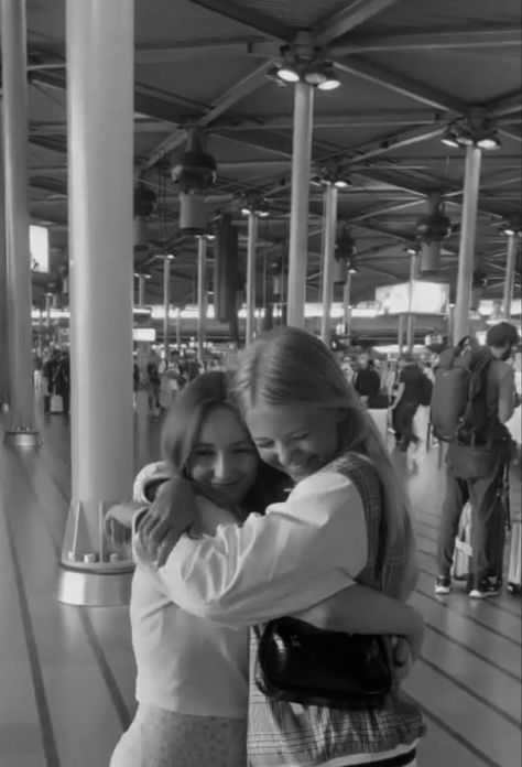 Airport Hugs Friends, Hugs Best Friend, Airport Hugs Couples, Airport Hug, Friend Hugging, Obx Summer, December Mood, Long Distance Best Friend, Friends Reunited