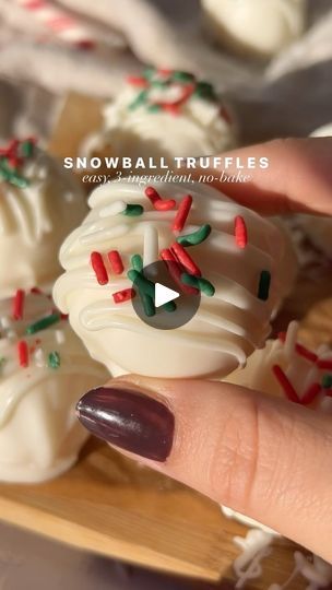 Vegan Condensed Milk, Easy Truffles, Condensed Coconut Milk, Coconut Truffles, Coconut Snowballs, Vegan White Chocolate, Christmas Baking Recipes, Candy Recipes Homemade, Christmas Candy Recipes