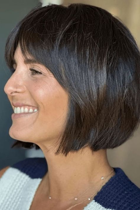 17 Ideas Mum Haircut. The Timeless Bob Chin Length Cuts, Shaggy Bob Haircut, Short Haircuts With Bangs, Bob Hairstyles With Bangs, Chin Length Bob, A Bob, Bob Haircut With Bangs, Bob With Bangs, Bob Haircuts