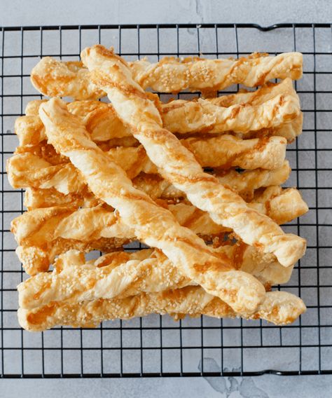 Cheese Straws Easy, Pastry Recipes Savory, Cheese Straw, Recipes Using Puff Pastry, Cheese Straws Recipe, Using Puff Pastry, Puff Pastry Recipes Savory, Party Nibbles, Cheese Twists