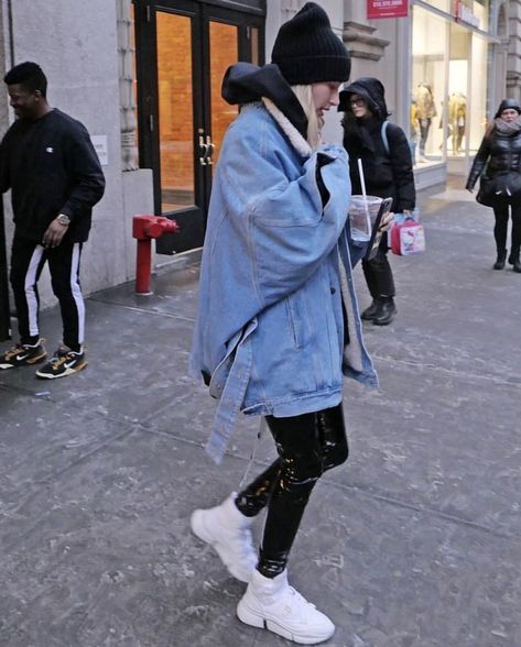 Winter Style Inspo Hailey Baldwin Bieber Outfit Inspo Inspiration Oversized Denim Jacket Beanie Trainers Runners Casual Street Style Look | #streetstyle #casualstyle #winteroutfitinspo #autumnoutfits #cosyoutfits #oversized #casualfashion #haileybaldwin #haileybieber Oversized Denim Jacket Outfit, Hailey Baldwin Street Style, Kendall Jenner Street Style, Beanie Outfit, Hailey Baldwin Style, Denim Street Style, Cosy Outfit, Denim Jacket Outfit, Style Blazer