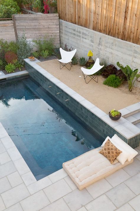 Next to the pool, a gravel courtyard is like a luxe mini beach. (See The New Gravel Backyard: 10 Inspiring Landscape Designs for more ideas.) Underwater are built-in ledges for sitting (and sipping on a drink). Small Inground Pool, Moderne Pools, Building A Swimming Pool, Small Swimming Pools, Backyard Designs, Mini Pool, Cool Swimming Pools, Small Pool Design, Modern Pools