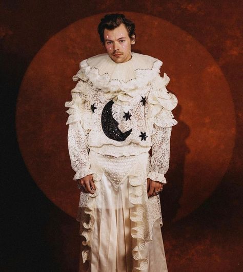 On the second night of Harry ween, Harry Styles and his band dressed up as clowns in custom Gucci looks by Alessandro Michele. Harry Styles wore a lace shirt with ruffles and sequined moon and star embroideries, crystal-embellished collar and tiered, pleated pants. @gucci #KristinaXeil #HarryStyles #AlessandroMichele #Gucci #Clown #OneDirection #Costume Harry Styles Halloween, Pierrot Costume, Pierrot Clown, Harry Styles Update, Circus Costume, Clown Costume, Harry Styles Photos, Mr Style, Harry Styles Love On Tour