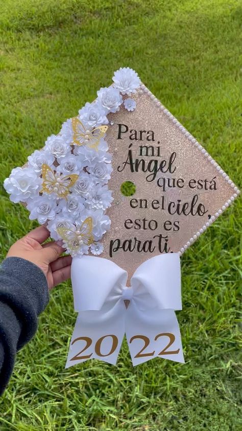 toppersbymary on Instagram: What do you think about this design with the bow?!! I’m loving it!🎓🐝 #cricutmade #cricutcrafts #cricutmaker #paperflowers #papercrafts… Graduation Cap Designs With Bow, Bow Graduation Cap, Graduation Cap With Bow, Graduation Cap Bow, High School Graduation Cap Designs, College Grad Cap Ideas, Grad Cap Decorated, Graduation Cap Decoration Diy, Forever Roses