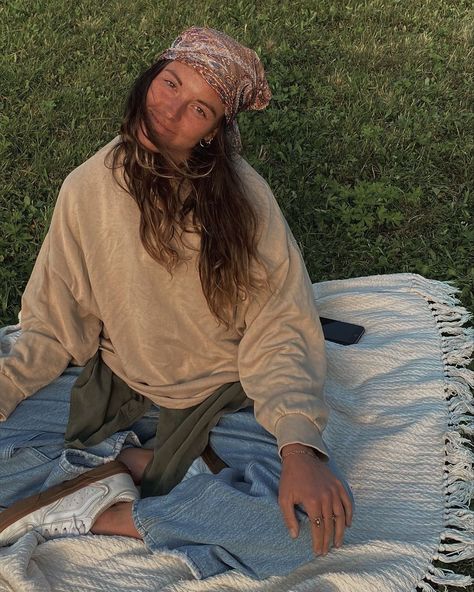 Hippy Outfit Aesthetic, Granola City Outfits, Angela Chase Outfits, Crunchy Outfits Fall, Granola Astethic Outfits, Granola Autumn Outfits, Cold Boho Outfits, Free Spirit Outfit Ideas, Indie Outfits Spring