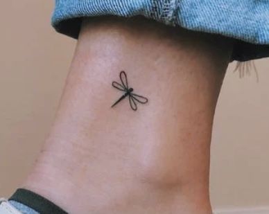 Simple Tattoos Dragonfly, Women With Dainty Tattoos, Tiny Dragonfly Tattoo Simple, Small Tattoo Dragonfly, Minimalist Dragonfly Tattoo Simple, Dragonfly Simple Tattoo, Simple Dragon Fly Tattoo Design, Dragonfly Tatoos Ideas, Minimalistic Dragonfly Tattoo