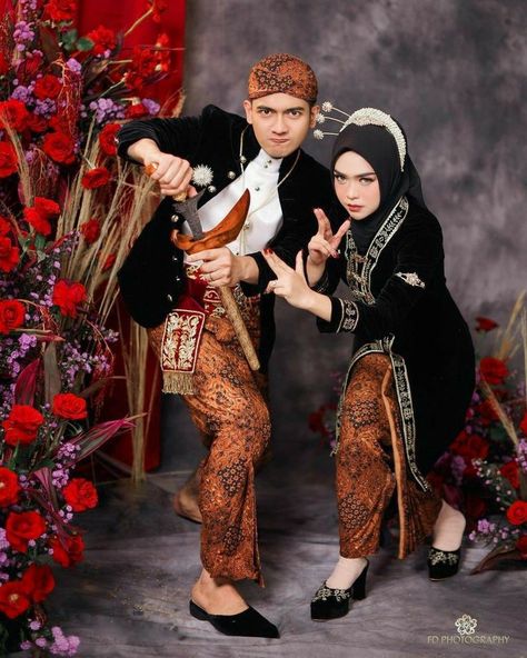 Nikah Adat Jawa, Wedding Dress Hijab, Pose Pengantin, Pose Prewedding, Javanese Wedding, Pre Wedding Photoshoot Props, Kebaya Wedding, Adat Jawa, Indonesian Wedding