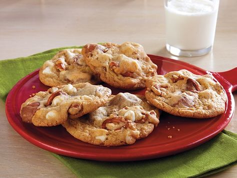 Reindeer Tracks Cookies Reindeer Tracks, Chocolate Pretzel Cookies, White Chocolate Pretzels, Pretzel Cookies, Christmas Candies, Sweet Bites, Kiss Cookies, Peanut Butter Candy, Cookies Bars