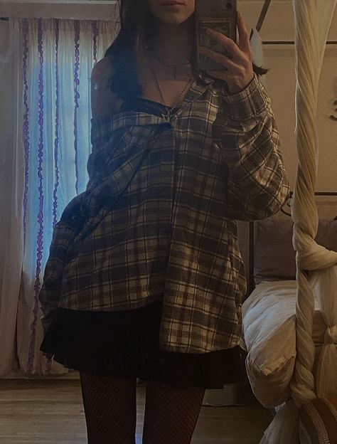 Outfits Ideas With Flannels, Oversized Flannel Dress Outfits, Loose Flannel Outfits, Edgy Flannel Outfits, Flannel Ideas Outfits, Flannel Outfits Skirt, How To Style A Flannel With Leggings, Button Up Flannel Outfits, Fall Fits Flannel