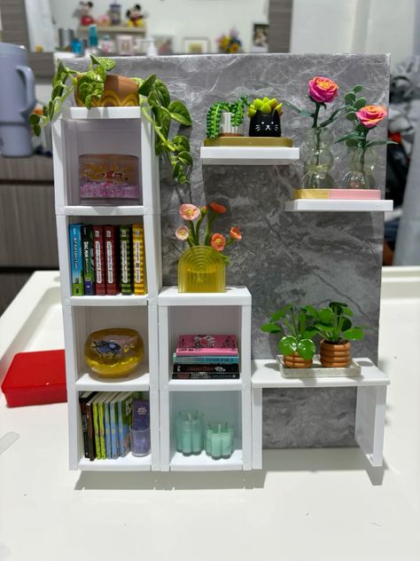 Diy Mini Shelf Display, Doll Shelves Display, Miniature Shelves Diy, How To Display Miniatures, Mini Brand Crafts, Diy Mini Shelf, Mini Verse Display Ideas, Miniverse Display, Miniverse Display Ideas