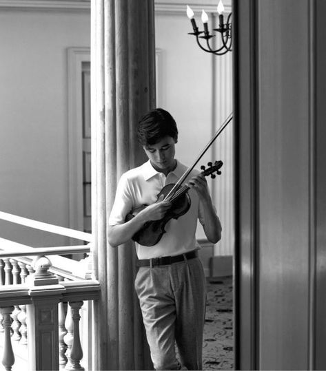 Violinist Headshots, Violin Senior Pictures, Violinist Photography, Violin Aesthetic, Violin Photography, Studio Photoshoot Ideas, Studio Photoshoot, Male Photography, Male Poses