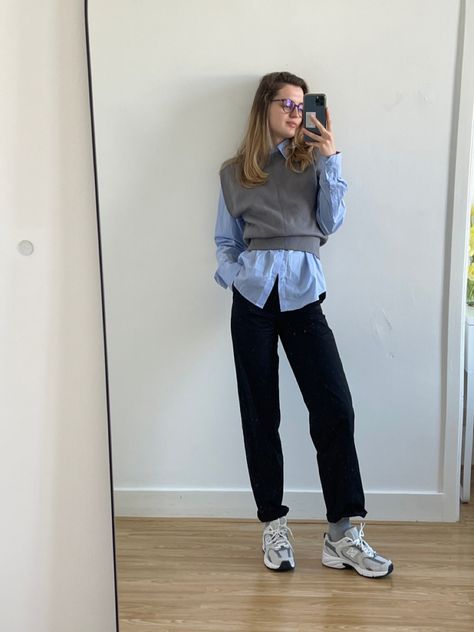 Office Outfit With Trainers, New Balance 530 Work Outfit, Grey New Balance 9060 Outfit, New Blanche Outfits, New Balance Business Casual, New Balance 740 Outfit, Corporate Sneakers Outfit, How To Style Chunky Sneakers, New Balance Dad Shoes Outfit