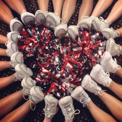 Cheerleading love, would also be cute with bows instead of poms Cheerleading Stunts, Cheerleading Poses, Cheer Team Pictures, Cheer Photography, Pompon Diy, Cheerleading Quotes, Cheerleading Coaching, Cheer Pics, Cheerleading Photos