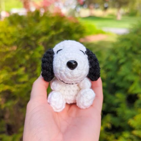 This cute lil Snoopy was a custom order! I think he makes a great desk buddy 🥹 I'm so thankful for all the custom order requests lately! Now onto market prepping for my next craft show on June 1! 🤪 Pattern: @crochetparmaria 🏷️ #crochet #crochetersofinstagram #crochetplushies #crochetlove #crochetaddict #amigurumi #cutecrochet #handmade #smallbusiness #plushies #plushiesofinstagram #crochetinspiration #crochetinspo #crochetideas #yarnart #fiberart #crochetpattern #crochetsnoopy Snoopy Crochet Pattern, Crochet Snoopy, Crocheted Things, Desk Buddy, Easy Crochet Patterns Free, Crochet Easy, So Thankful, June 1, Yarn Art