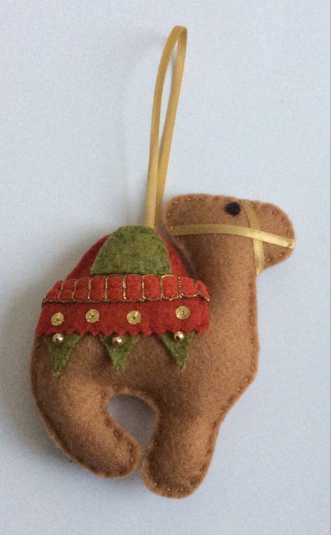 Camel Ornament Diy, Donkey Christmas Ornaments, Free Felt Ornament Patterns, Baby Jesus Craft, Diy Felt Animals, Felt Giraffe, Mermaid Home Decor, Felt Sewing, Felt Ornaments Patterns