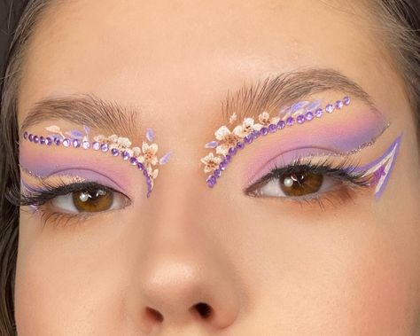 Spring Inspired Makeup, Makeup With Flowers, Flower Inspired Makeup, Pink Flower Makeup, Flower Makeup Looks, Flower Eye Makeup, Lilac Makeup, Spring Makeup Ideas, Spring Eye Makeup